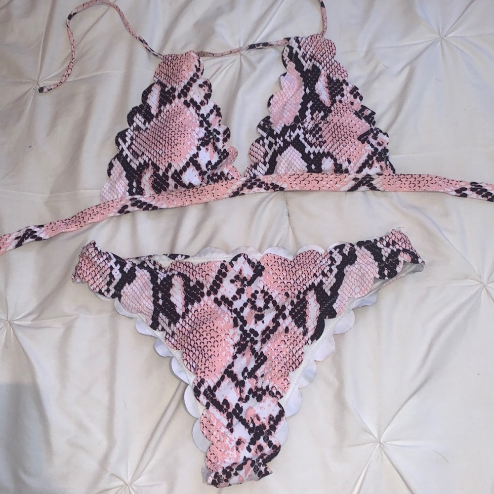Bikini set.
